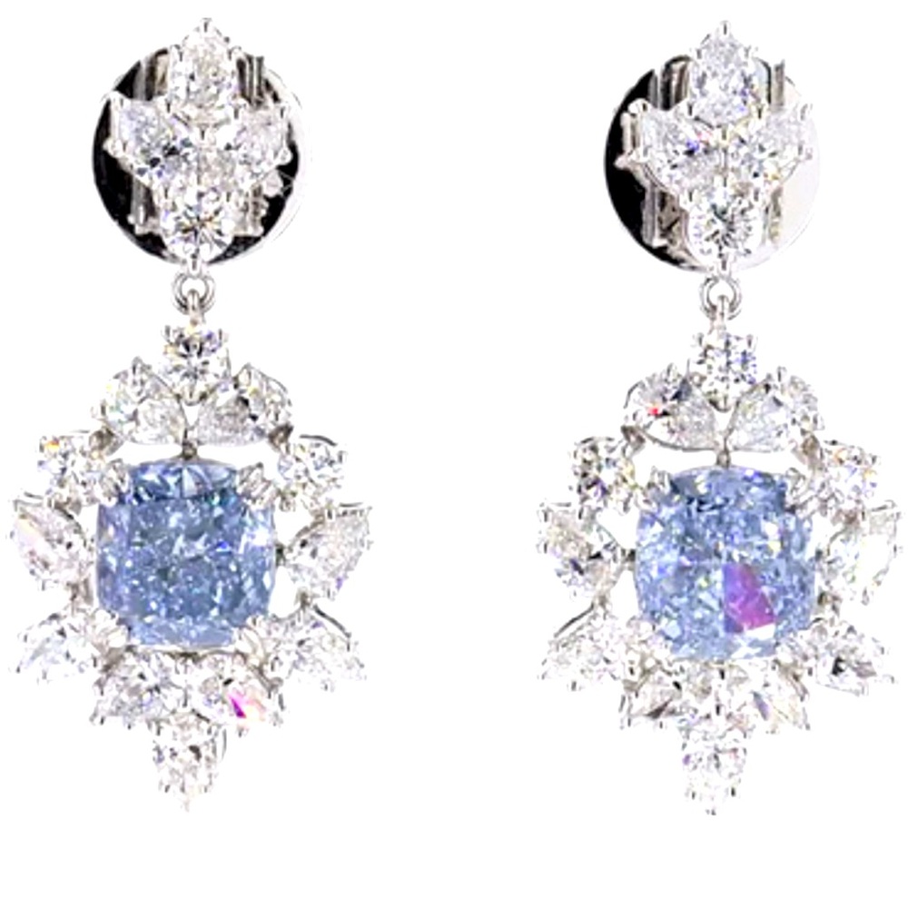 A pair of intense blue IGI DIAMONDS Colored Diamond Earrings in 14 Kt gold TWT3